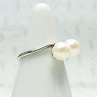 Mid Century Crossover Ring in Silver & Pearls