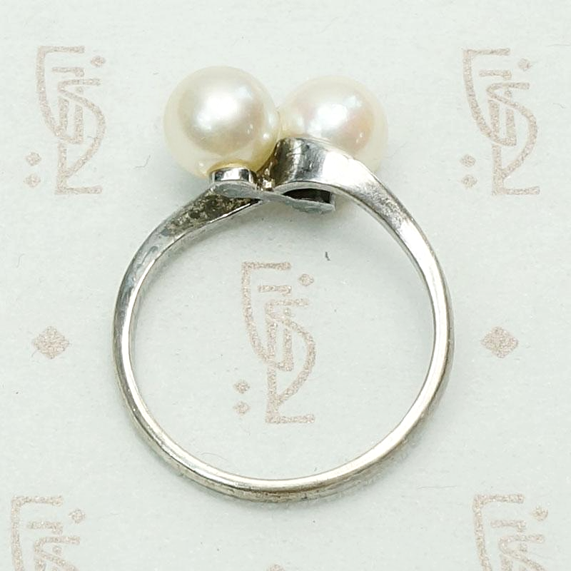 Mid Century Crossover Ring in Silver & Pearls