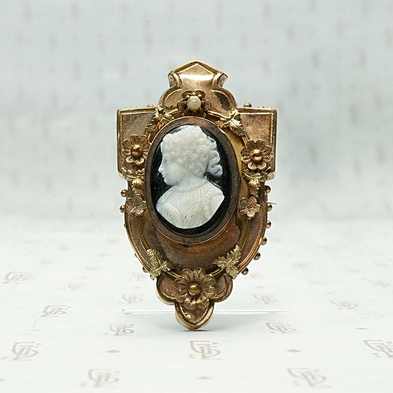 Victorian Agate Cameo Brooch with Locket