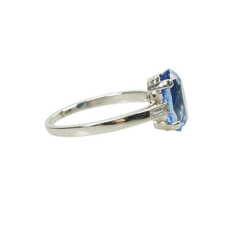 Beautiful Vintage Blue Oval Sapphire set in Platinum