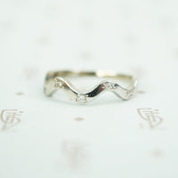 14k recycled white gold star set 5 diamond band with a curving wave design