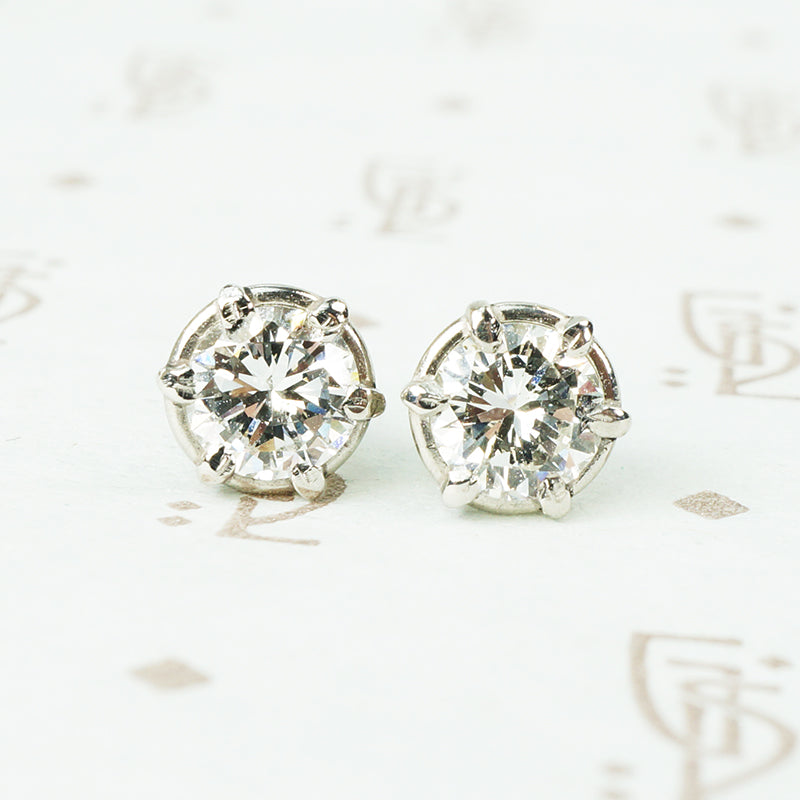 1.01 tcw vintage platinum diamond stud earrings