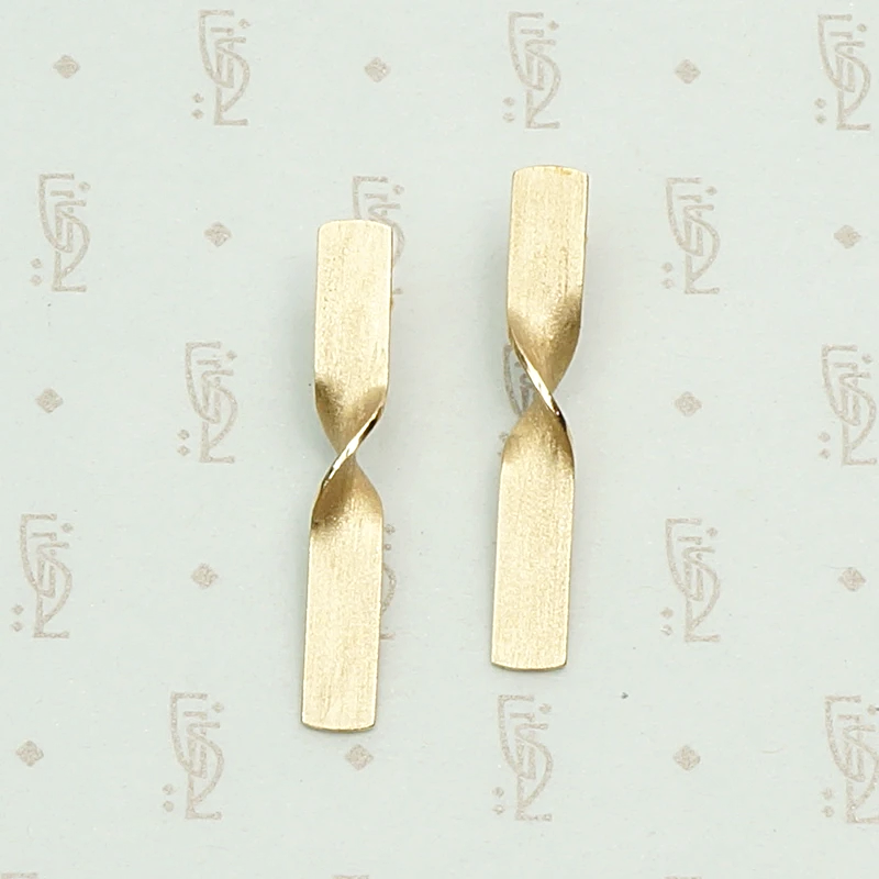 80s Elegant and Edgy Twisted Gold Bar Earrings