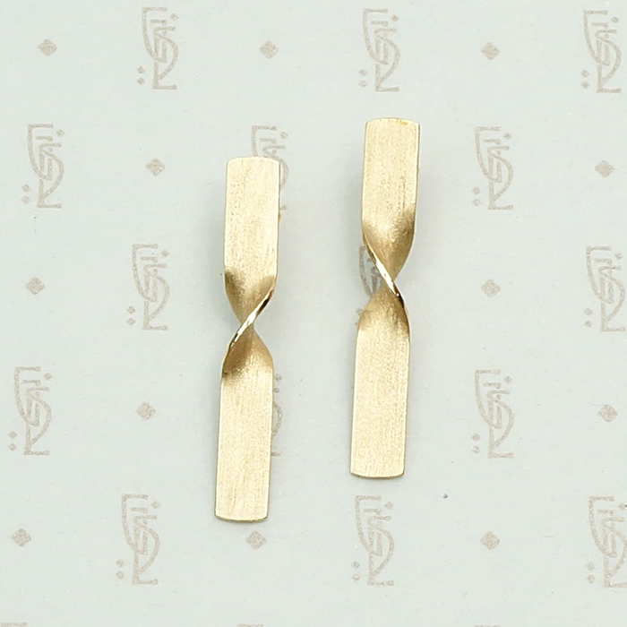 80s Elegant and Edgy Twisted Gold Bar Earrings
